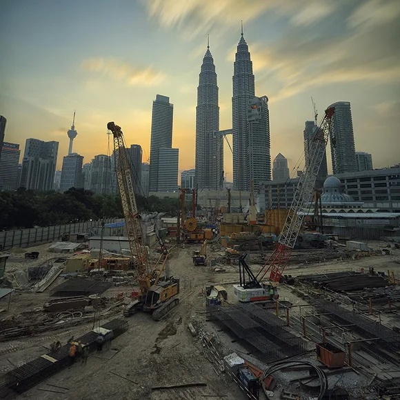 Cantiere di grandi dimensioni con gru al tramonto